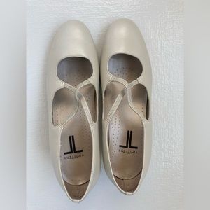 Trotters Jamie Pump women size 9 white pearl